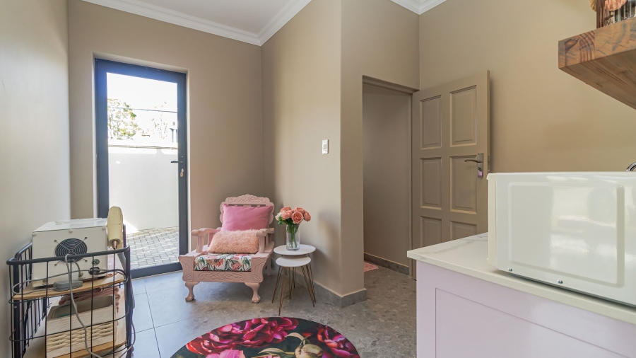 6 Bedroom Property for Sale in Heatherlands Western Cape